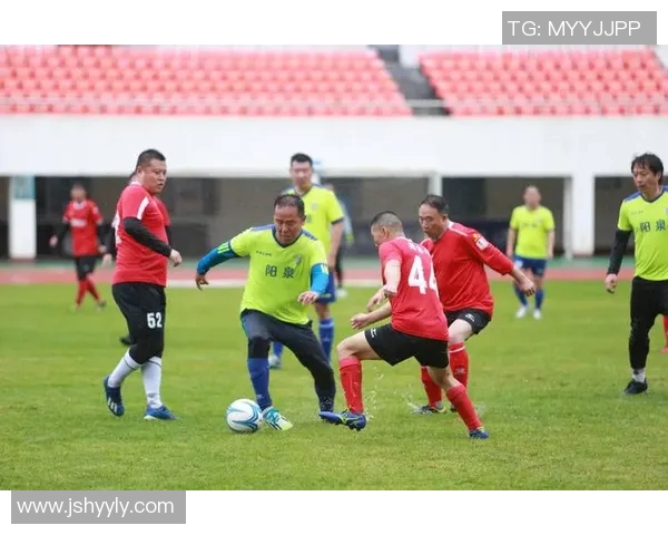 足球明星激烈对抗瞬间回顾:赛场外的冲突与争斗精彩集锦 足球明星激烈对抗瞬间回顾:赛场外的冲突与争斗精彩集锦