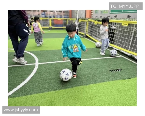 足球明星施展特效技能与小孩互动引发热议与欢笑 足球明星施展特效技能与小孩互动引发热议与欢笑